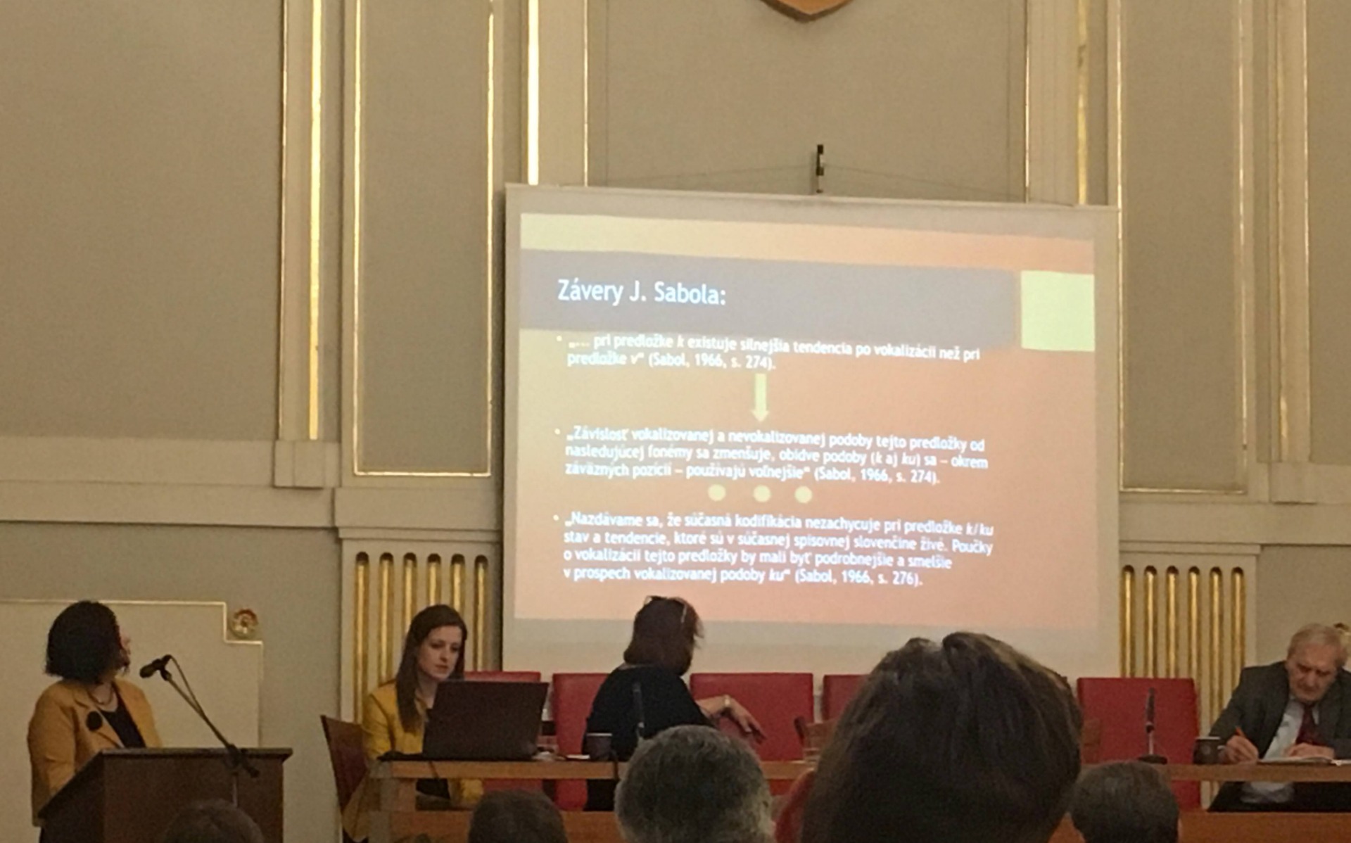 PhDr. Iveta Bónová, PhD. a PhDr. Lucia Jasinská, PhD. prezentujúce o téme vokalizácie predložky „k“